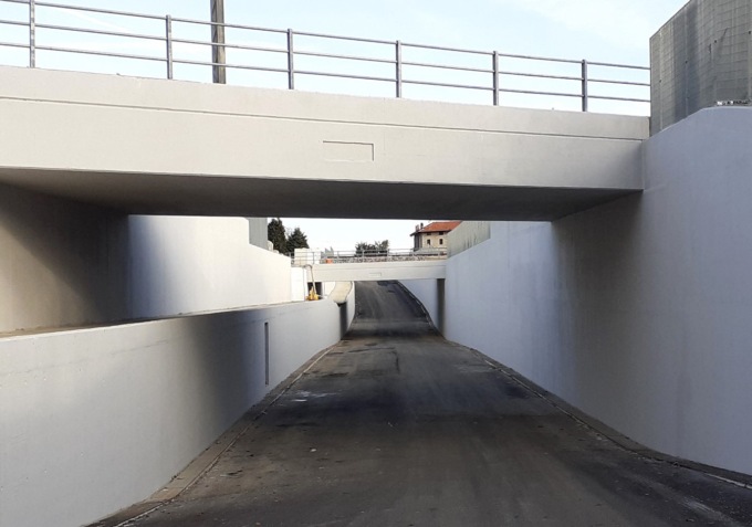 Borgomanero: sotto l’albero (forse) c’è il sottopasso