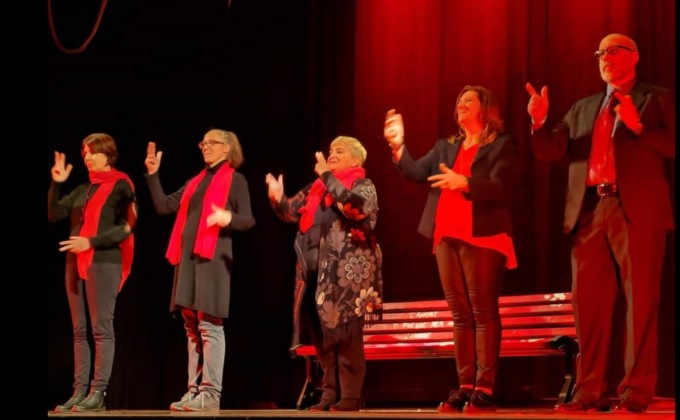 Al centro del teatro una panchina rossa