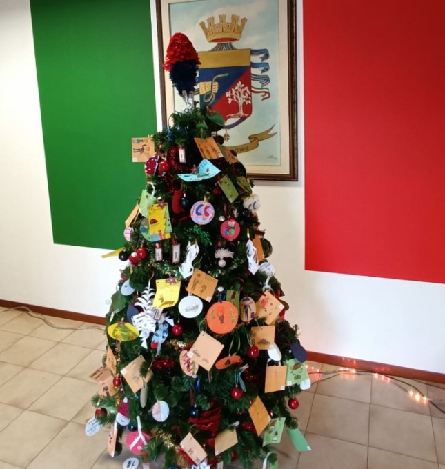 Alunni decorano l’albero di Natale dei carabinieri