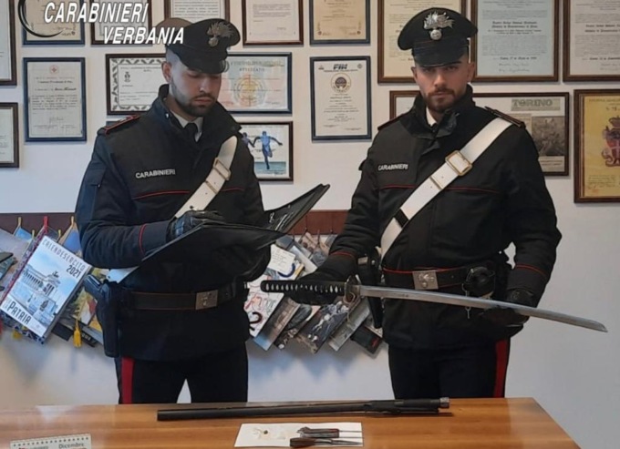 Gira di notte armato come un samurai: denunciato 28enne ossolano