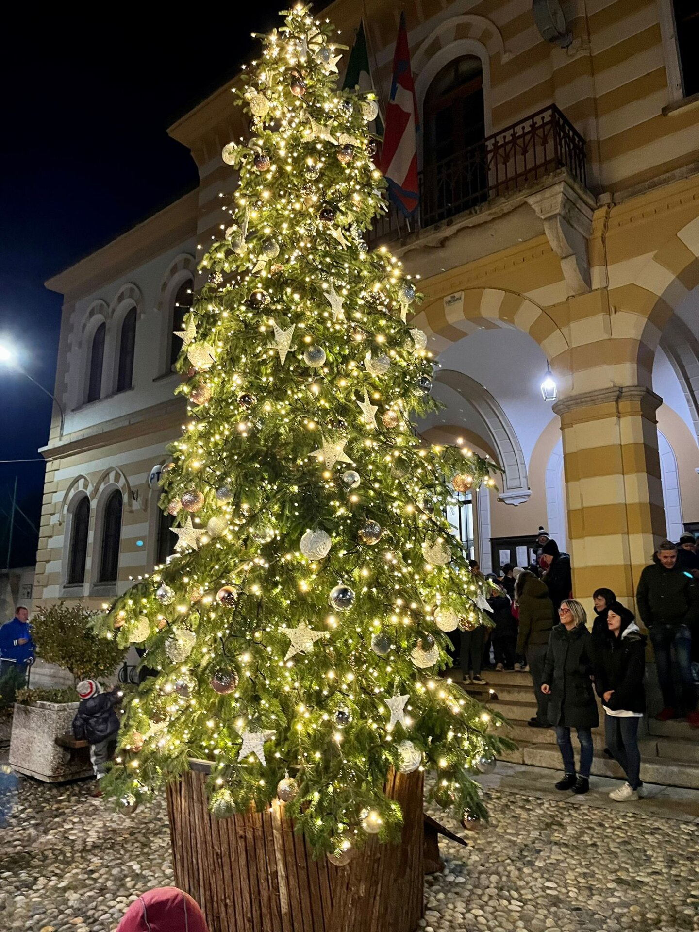 Villaggio-di-Pasin-Armeno-premiazioni-accensione-albero