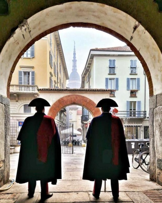 Carabinieri in alta uniforme per le vie di Novara