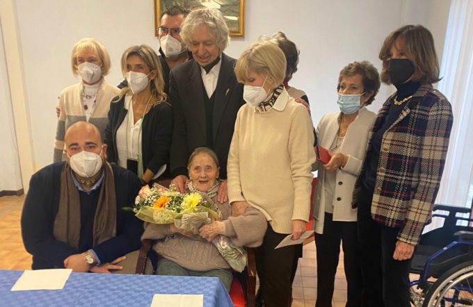 Festa per la novarese Renata Pirrili e i suoi 102 anni