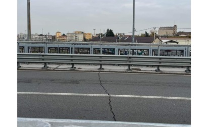 Novara si apre crepa sul Cavalcavia Porta Milano