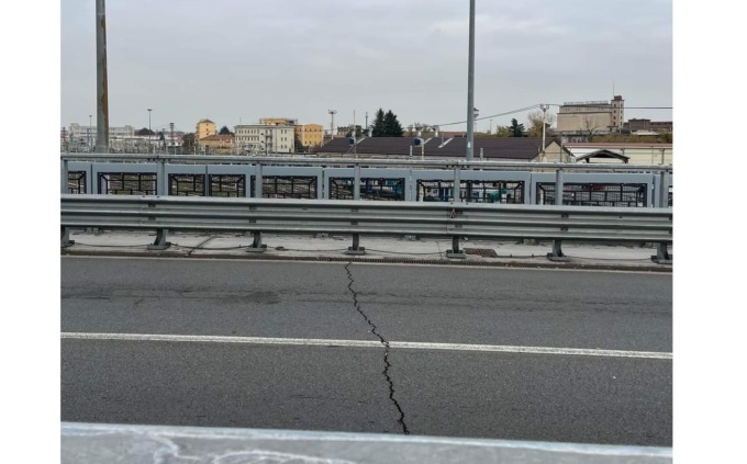Novara si apre crepa sul Cavalcavia Porta Milano