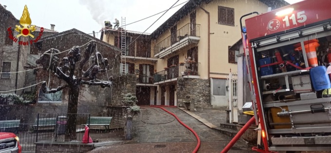 Camino in fiamme a Colazza: intervento dei vigili del fuoco