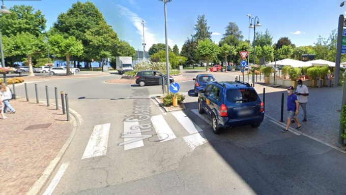 Arona pedone investito da un camion sulle strisce