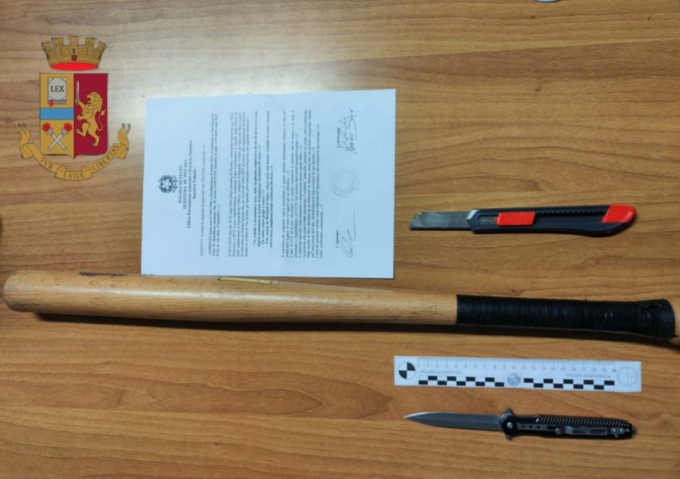 Novara 38enne va dalla ex con coltelli e mazza da baseball: arrestato