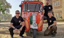 Tre ragazzi aronesi stanno attraversando l'India in tuk tuk