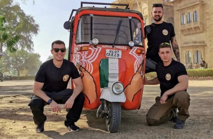 Tre ragazzi aronesi stanno attraversando l’India in tuk tuk
