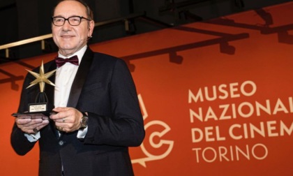 Kevin Spacey riceve un premio a Torino: "Grazie per aver avuto le palle di invitarmi"