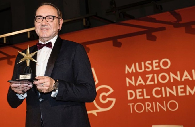 Kevin Spacey riceve un premio a Torino: “Grazie per aver avuto le palle di invitarmi”