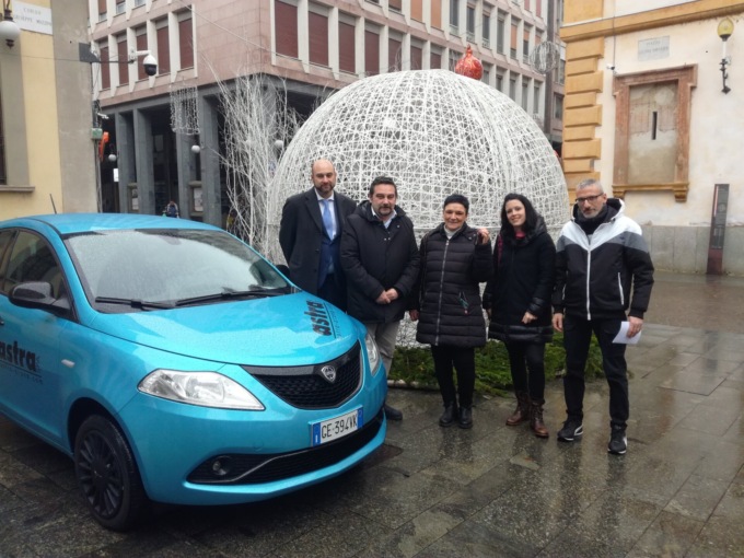 Consegnata auto alla donna rimasta coinvolta dal crollo del cavalcavia a Novara