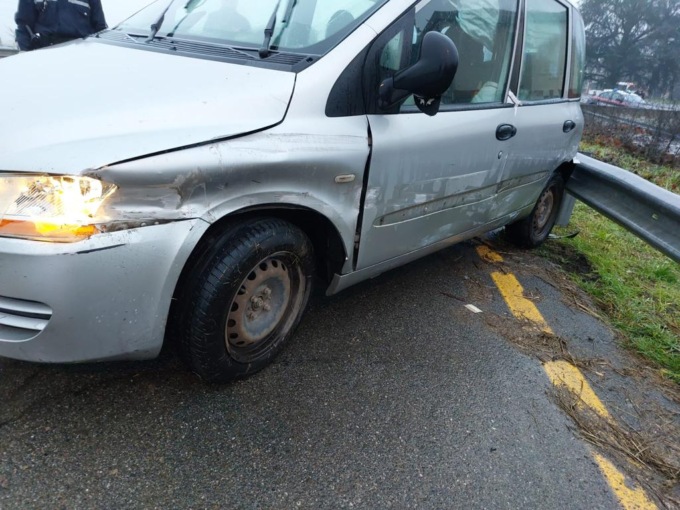 In fuga con una vettura rubata sperona i Carabinieri