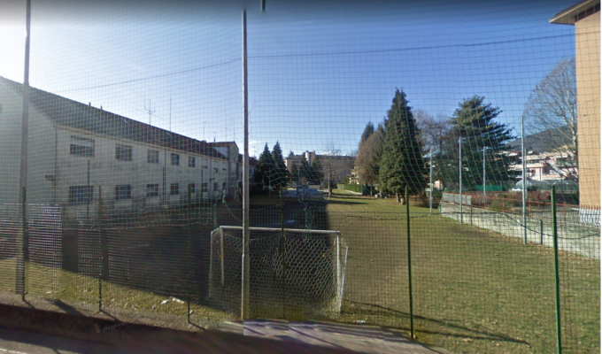 Verbania nuovo manto in erba sintetica per il campetto in zona ospedale