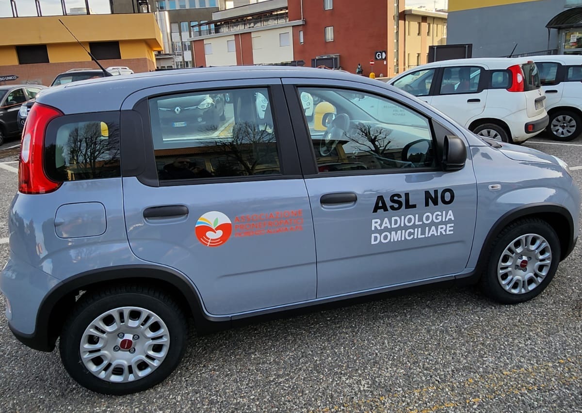 auto con lo logo Asl e logo Pronefropatici