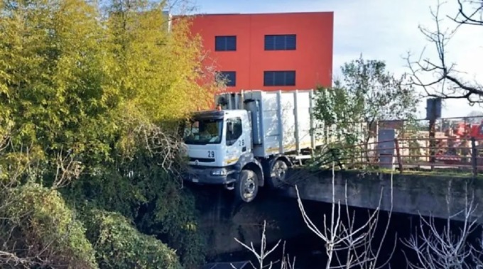 Camion sfonda barriera di un ponte: l’autista si getta nel fiume