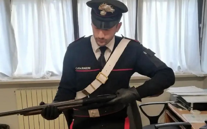 Follia nel biellese: spara una fucilata ai Testimoni di Geova al citofono