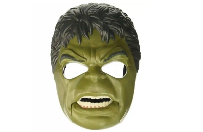 Mergozzo si intrufola in casa con maschera di Hulk e roncola: foglio di via per uno straniero