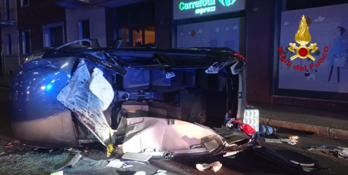 Novara auto si ribalta: 44enne grave