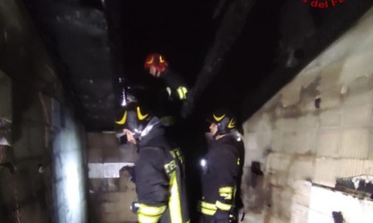 Casa inagibile in parte dopo l'incendio del tetto a Castelletto Ticino