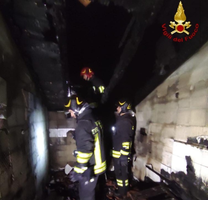 Casa inagibile in parte dopo l’incendio del tetto a Castelletto Ticino