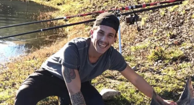 Leonardo morto bruciato nella sua auto: rogo innescato anche dai fuochi d’artificio