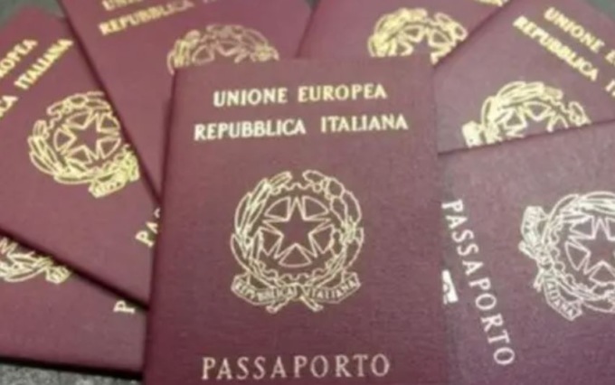 Caos passaporti: nuovi orari e servizi per far fronte alle richieste