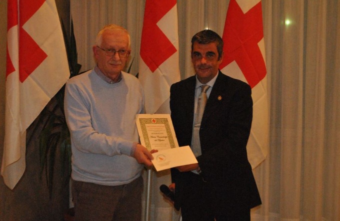 L’Antica Cunsurtarija dal Tapulon di Borgomanero dona una sedia motorizzata alla Croce rossa