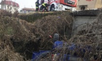 Auto caduta nel canale a Borgomanero: guidatore estratto dai pompieri