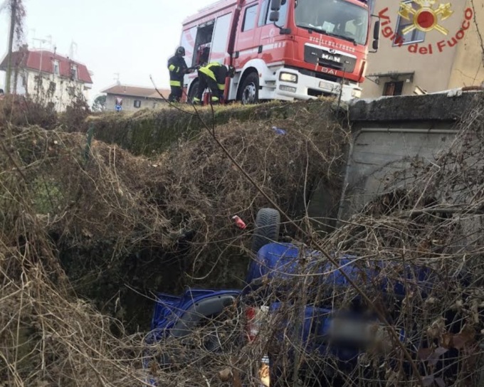 Auto caduta nel canale a Borgomanero: guidatore estratto dai pompieri