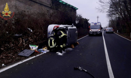 Arona auto ribaltata con conducente incastrato: liberato dai pompieri