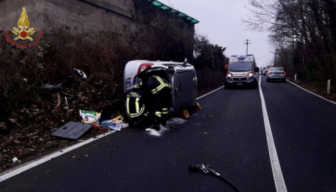 Arona auto ribaltata con conducente incastrato: liberato dai pompieri