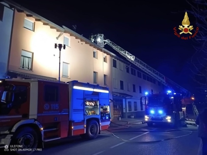 Tetto in fiamme a Galliate: intervento dei vigili del fuoco