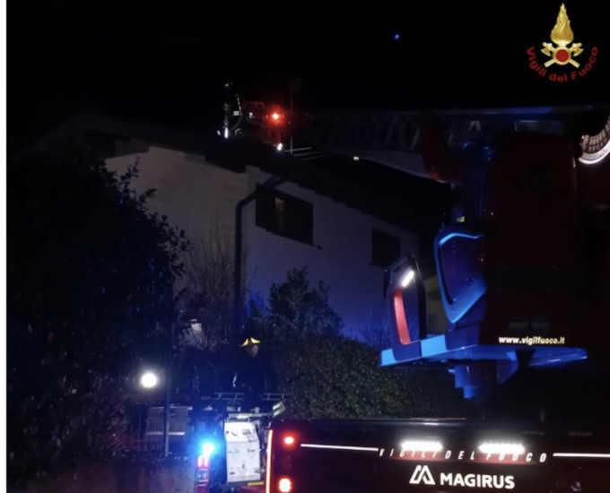 Invorio in fiamme il tetto di un’abitazione