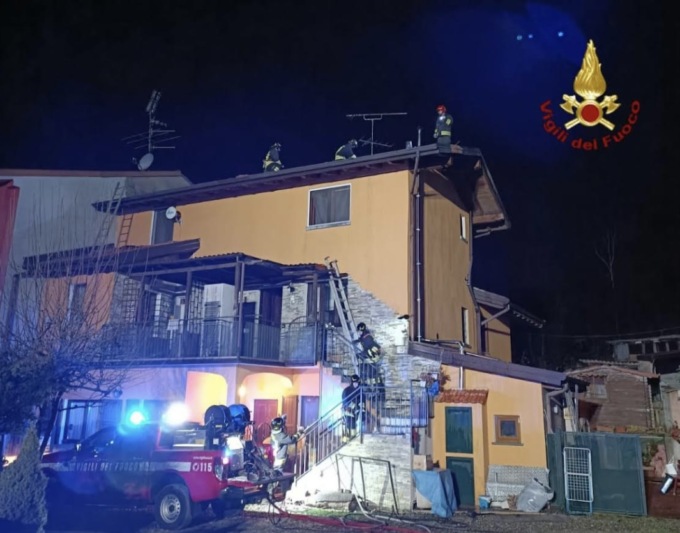 Tetto in fiamme a Comignago: intervento dei vigili del fuoco