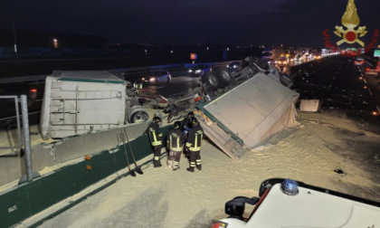 Camion si ribalta tra Novara e Vicolungo: carico di farina su entrambe le carreggiate