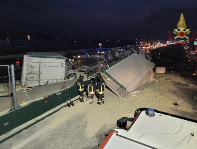Camion si ribalta tra Novara e Vicolungo: carico di farina su entrambe le carreggiate