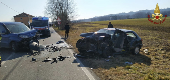 Incidente a Cureggio: liberati con cesoia e divaricatore due passeggeri