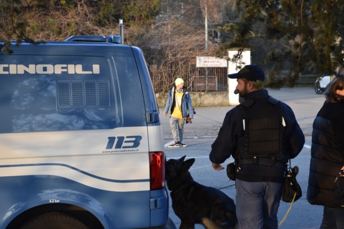 Studente di Novara portato in Questura per accertamenti: aveva droga e un tirapugni