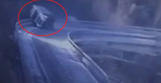 Camion sfonda il guard-rail e cade dal viadotto