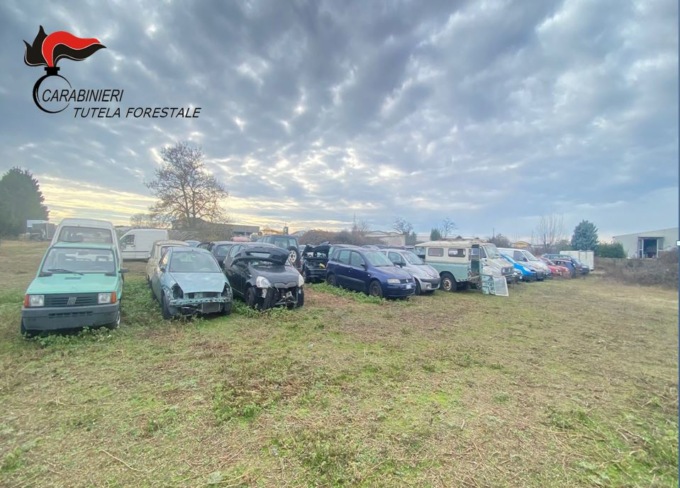 Sigilli ad un autodemolitore di Novara: 200 carcasse di veicoli non bonificate