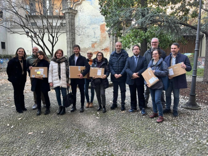 Tablet, libri e un “canestro portatile” in dono alle scuole del Novarese