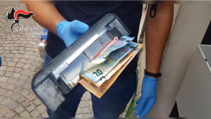 Rubavano contanti dal bancomat: oltre 4.000 euro in due giorni – VIDEO