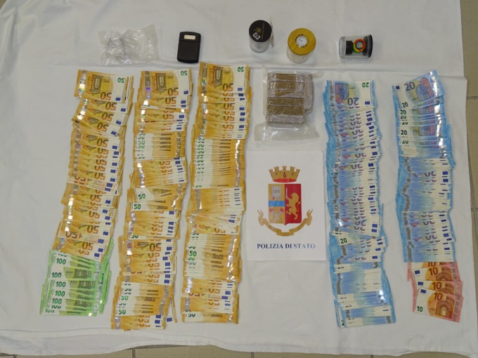 Droga in casa e 15mila euro in tasca: arrestati due giovani nel Vco