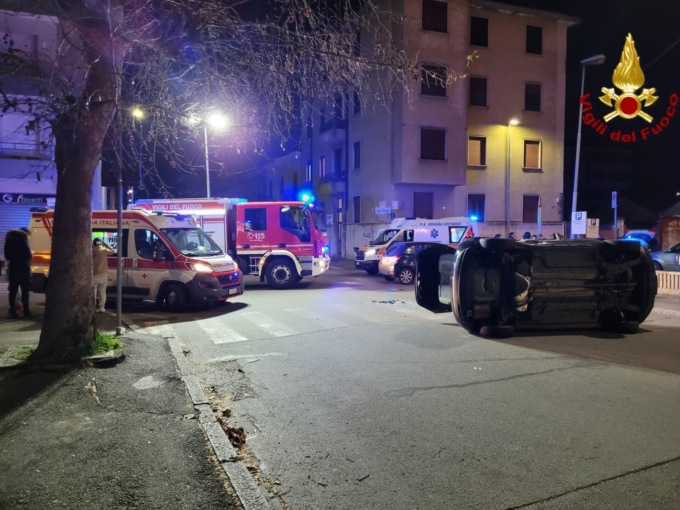 Auto ribaltata in via delle Rosette a Novara