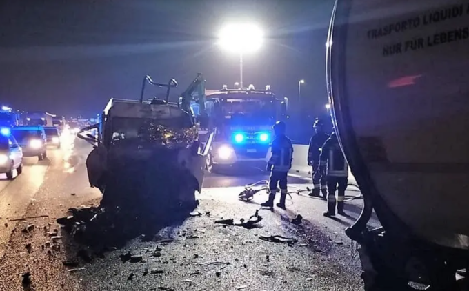 Schianto tra furgone e autocisterna in A4: morto un 40enne