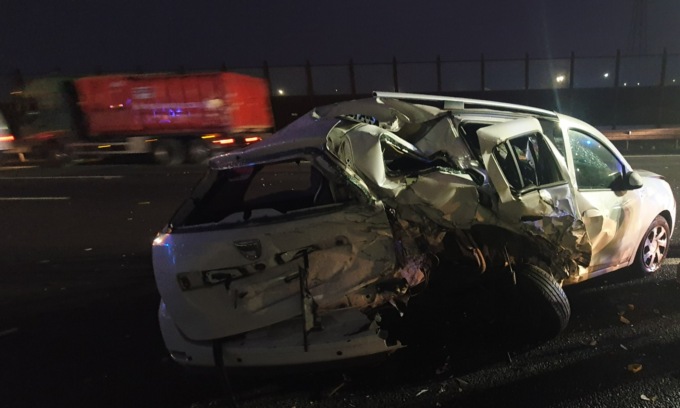 Il cofano si apre in viaggio, si fermano e l’auto viene travolta: vivi per miracolo