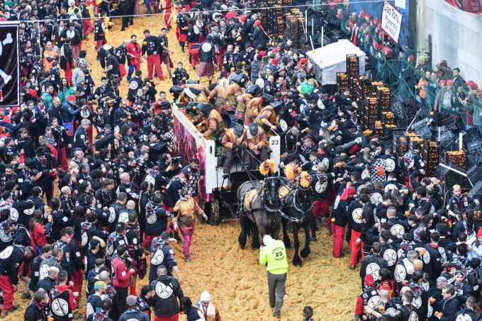 Carnevale di Ivrea: la battaglia delle arance si chiude con 469 contusi