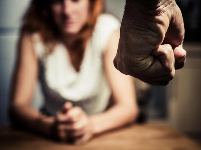 Trecate aggredisce e picchia la ex che si rifugia in un negozio: condannato